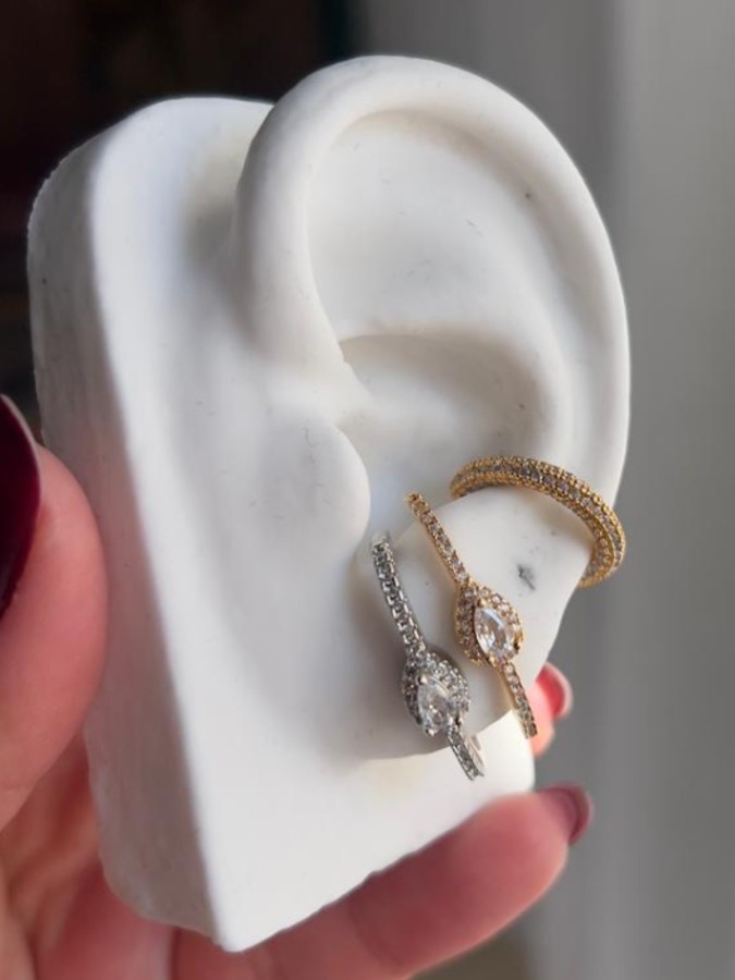 Brinco Ear Hook Gota Cravejado Branco